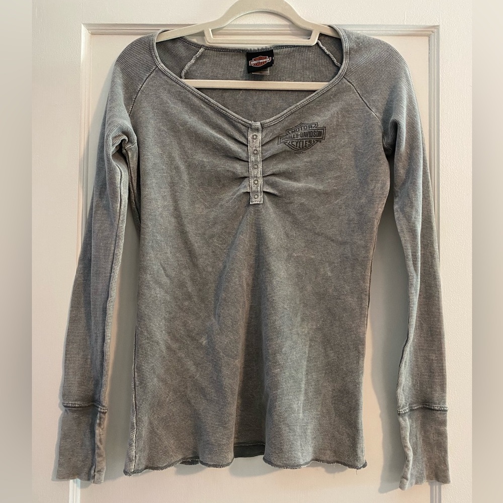 Harley-Davidson Women's Ribbed V Neck Graphic Button-Front Long Sleeve Top Grey